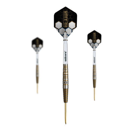 Unicorn Hexium Style 03 Gold & Black Steeldarts Dieses Bild zeigt das Set der Unicorn Hexium Style 03 Gold & Black Steeldarts. Mehrere Darts im Gold und Schwarz Look liegen als Set zusammen.