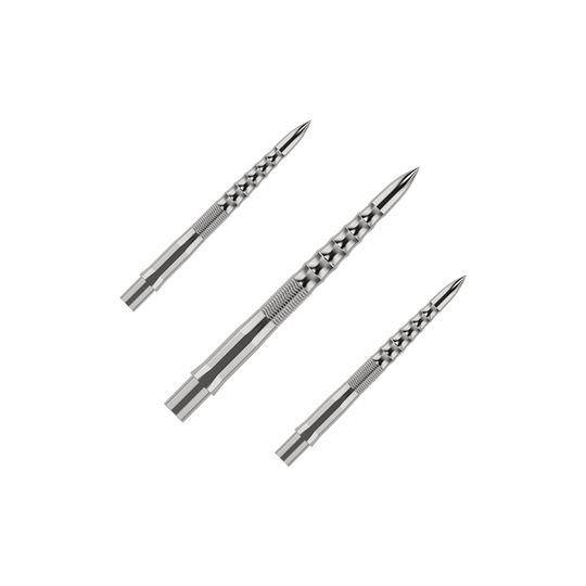 Auf dem Bild sind drei silberne Steeldartspitzen mit einem strukturierten Griff zu sehen. Sie sind in einem Set angeordnet und haben ein modernes, geriffeltes Design.