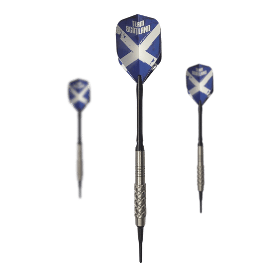 McDart 85 Tungsten V4 soft darts - 16g Das Bild zeigt drei Softdarts des Produkts "McDart 85er Tungsten V4" mit einem Gewicht von 16g. Die Flights sind blau mit einem weißen Kreuz und der Aufschrift "Team Scotland" gestaltet.