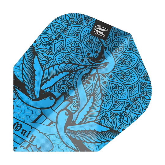 TG485_335450_Target_ProUltra_Ink_Blue_No6_Flights_1 Dieses Bild zeigt das Produkt "Target ProUlta Ink Blue No6 Flights". Das Flight ist blau mit einem kunstvollen Muster und drei stilisierten Vögeln verziert.