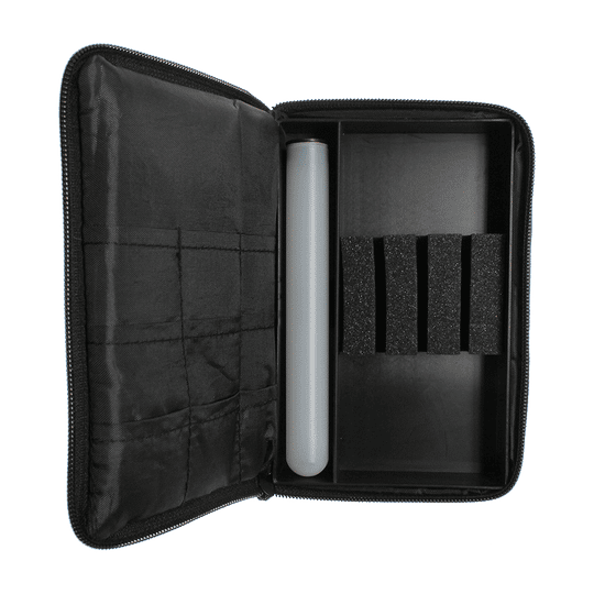 _The_Pak_Dartcase_OPEN_10oWbon8SdeYxh Die Abbildung zeigt die "Pak Jeans Edition Darttasche". Die Tasche ist geöffnet und bietet verschiedene Fächer und Halterungen zur Aufbewahrung von Dartzubehör.