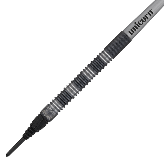 Das Bild zeigt einen Softdart namens "Unicorn Noir James Wade Softdarts". Der Dartpfeil hat ein modernes, schwarzes Design mit silbernen Akzenten und dem Aufdruck „unicorn“.