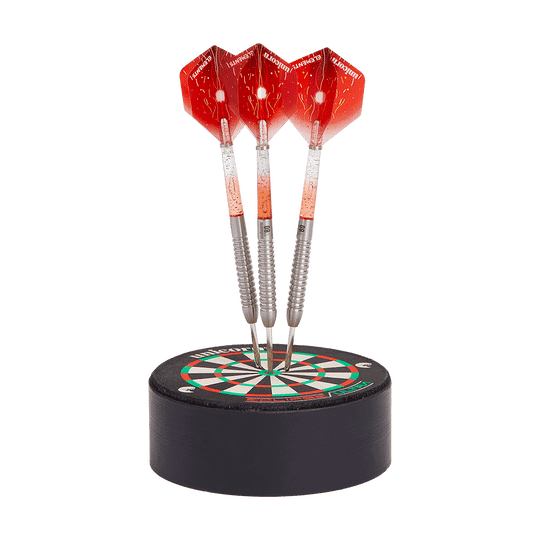 Das Bild zeigt den Unicorn Dart Station Dartständer mit drei roten Darts. Die Darts stecken aufrecht in einer runden Basis, die wie eine kleine Dartscheibe gestaltet ist.