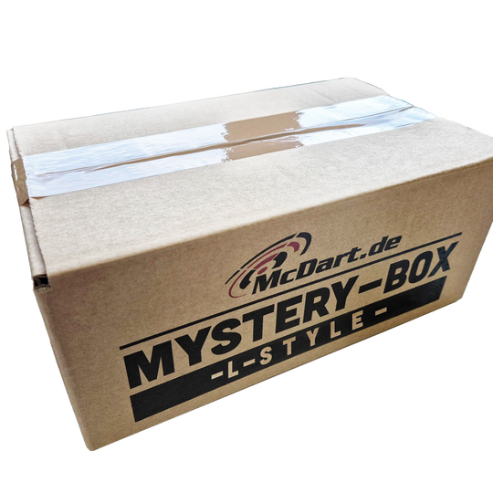 Auf dem Bild ist ein brauner Karton mit der Aufschrift „McDart.de MYSTERY-BOX -L-STYLE-“ zu sehen. Die Box ist mit Klebeband verschlossen.