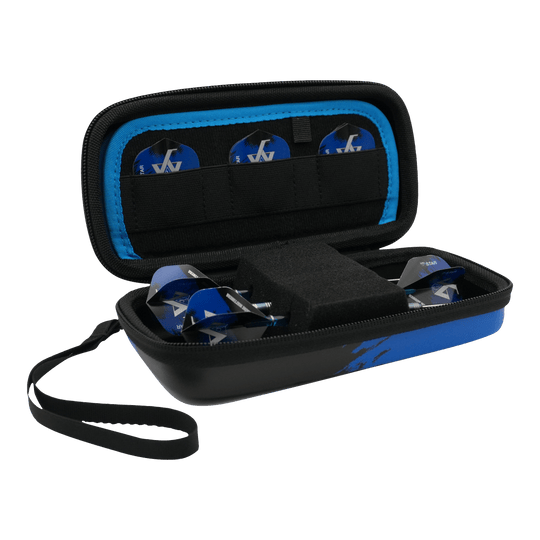 Bulls Orbis S Jermaine Wattimena dart case Das Bild zeigt das Bulls Orbis S Jermaine Wattimena Dartcase, das geöffnet ist. Im Inneren befinden sich blaue Darts und mehrere Dartflights ordentlich verstaut.