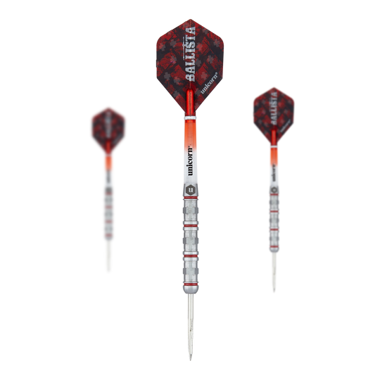 Das Bild zeigt drei Steeldarts des Produkts "Unicorn Ballista Style 4". Die Darts haben silberne Spitzen, rote Flights und einen silber-roten Schaft mit dem Schriftzug "Unicorn".