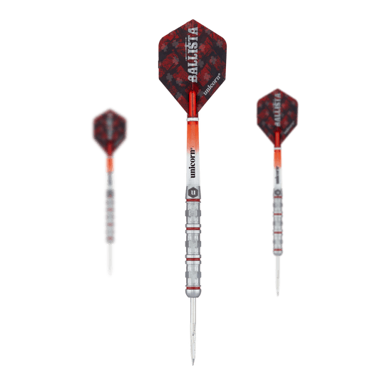Unicorn Ballista Style 4 steel darts Das Bild zeigt drei Steeldarts des Produkts "Unicorn Ballista Style 4". Die Darts haben silberne Spitzen, rote Flights und einen silber-roten Schaft mit dem Schriftzug "Unicorn".