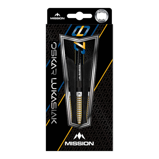 Mission Oskar Lukasiak Black Gold PVD Steeldarts - 22g Die Abbildung zeigt die Steeldarts "Mission Oskar Lukasiak Black Gold PVD" mit einem Gewicht von 22g in ihrer Verpackung. Das Design ist schwarz-gold mit weißen und blauen Akzenten und dem Namen des Spielers auf der Vorderseite.
