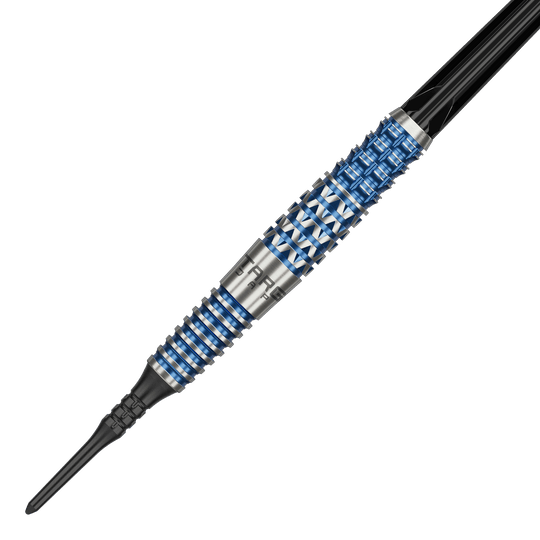 Target Japan Toru Suzuki Sereno GEN2 Soft Darts - 20g Dies ist ein Softdart namens "Target Japan Toru Suzuki Sereno GEN2 Softdarts - 20g". Der Dartpfeil hat ein silbernes und blaues Rillendesign mit schwarzen Elementen.