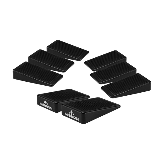 Mission Dartboard Wedges Spacers (Set of 8) Das Bild zeigt acht schwarze Keile, die als Abstandshalter für Dartboards dienen. Auf zwei der Keile ist das Logo und der Schriftzug "Mission" zu sehen.