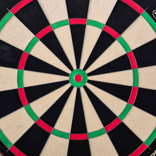 Hier ist das Winmau Blade X ProCore Steeldartboard abgebildet. Die Dartscheibe eignet sich besonders für Profi-Dartspiele.