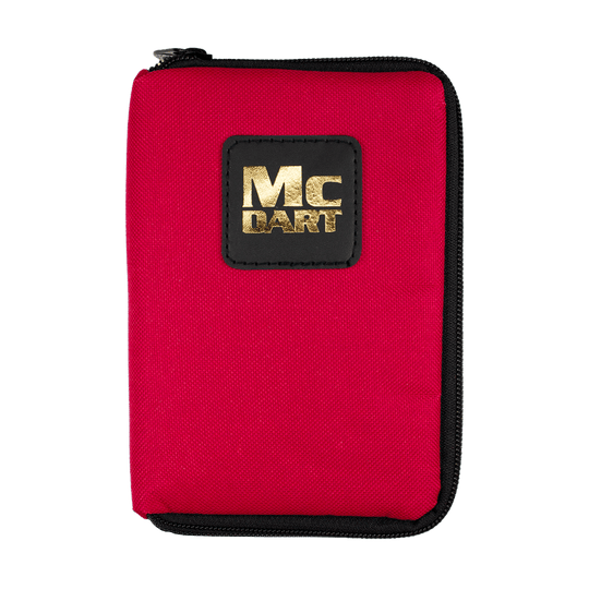Auf dem Bild ist eine kleine, rote McDart-Tasche zu sehen. Sie hat einen schwarzen Reißverschluss und ein schwarzes Logo mit goldener Schrift auf der Vorderseite.