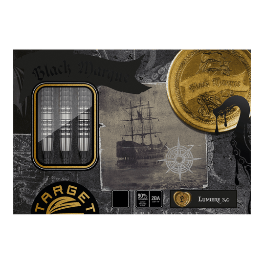 Target Japan Black Marque Lumiere GEN3 Soft Darts - 18.5g Die Abbildung zeigt die Verpackung der "Target Japan Black Marque Lumiere GEN3 Softdarts - 18,5g". Auf der Verpackung sind drei Dartpfeile, ein altes Segelschiff und ein goldener Münzmotiv zu sehen.