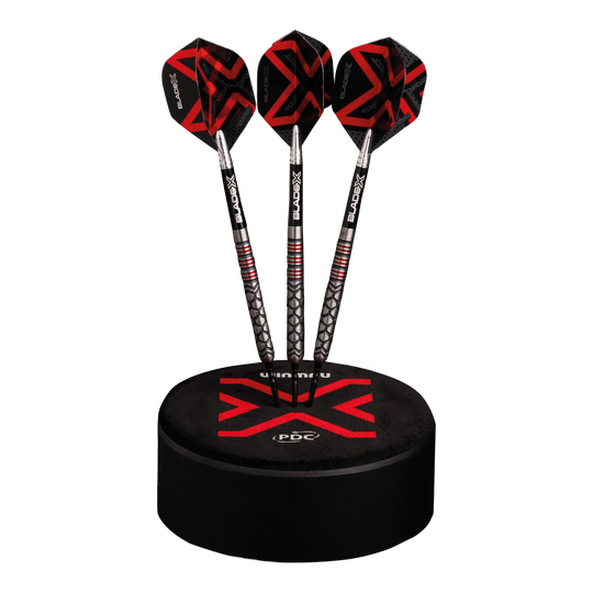 Winmau Dart Dock Blade X dart stand Abgebildet ist der Winmau Dart Dock Blade X Dartständer. Der Dartständer dient zur sicheren Ablage von Darts.