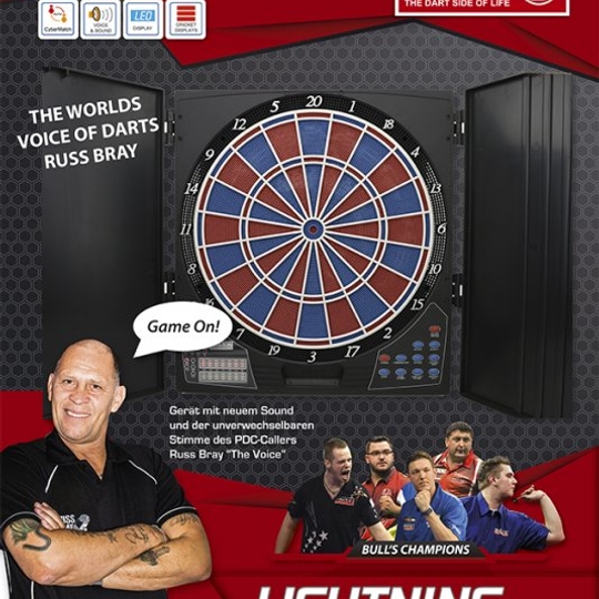 67981_3 Das Bild zeigt das Produkt "Bull's Lightning RB Elektronik Dartboard" mit geöffneten Türen und einer elektronischen Dartscheibe. Im Vordergrund sind berühmte Dartspieler abgebildet, darunter Russ Bray, die Stimme des Darts.