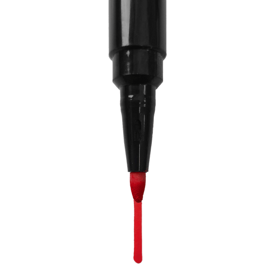 Auf dem Bild ist ein schwarzer Marker mit roter Spitze zu sehen. Die rote Farbe ist deutlich am unteren Ende des Markers sichtbar.