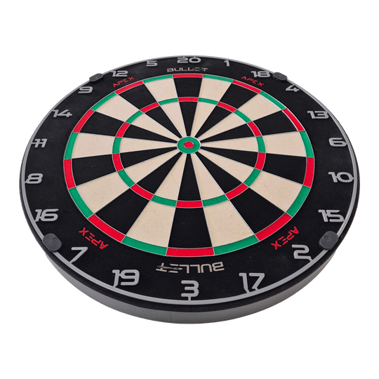 Bullet Apex steel dartboard Bullet Apex Steeldartboard hängt an der Wand. Es ist eine Zielscheibe für Steeldarts.