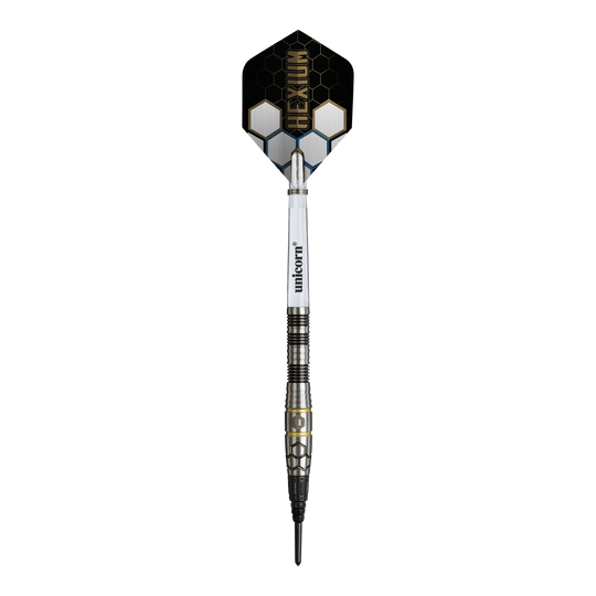 Unicorn Hexium Style 01 Black & Gold Soft Darts - 22g Das Bild zeigt die Unicorn Hexium Style 01 Black & Gold Softdarts mit einem Gewicht von 22 Gramm. Die Darts zeichnen sich durch ihr schwarzes und goldenes Aussehen aus.