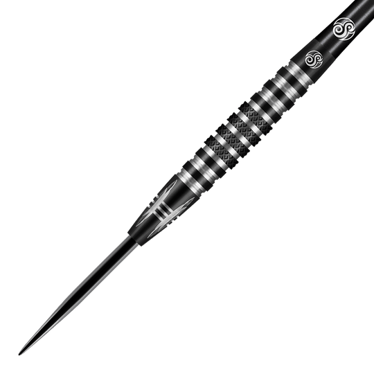 66937_Shot_Americana_The_Wrangler_Steeldarts_2 Dies ist ein schwarzer Steeldart mit silbernen Rillen und Mustern am Griff. Die Spitze ist aus Metall und der Griffbereich zeigt ein detailreiches, gerändeltes Design.