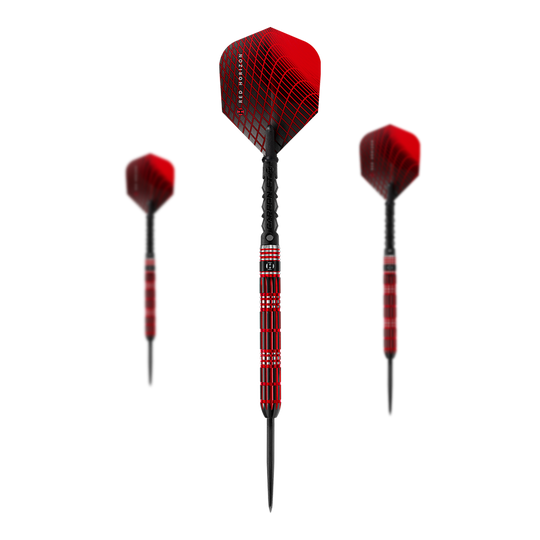 Das Bild zeigt drei rote Steeldarts mit schwarzem und rotem Muster. Der mittlere Dart ist größer und im Vordergrund, während die anderen beiden im Hintergrund stehen.