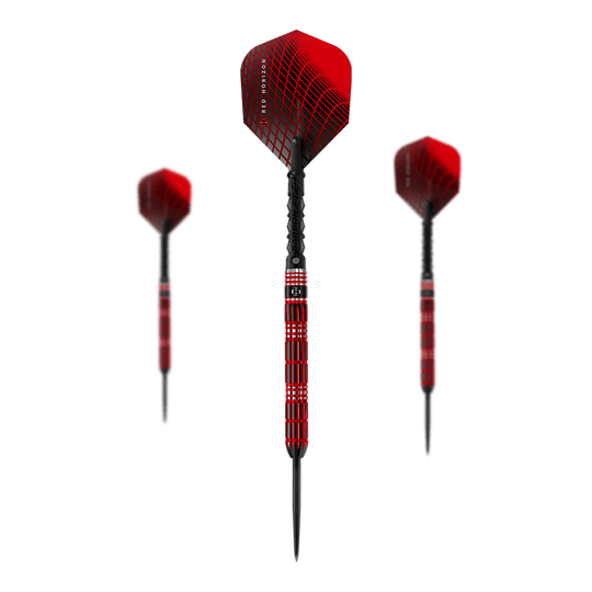 Harrow's Red Horizon steel darts Das Bild zeigt drei rote Steeldarts mit schwarzem und rotem Muster. Der mittlere Dart ist größer und im Vordergrund, während die anderen beiden im Hintergrund stehen.