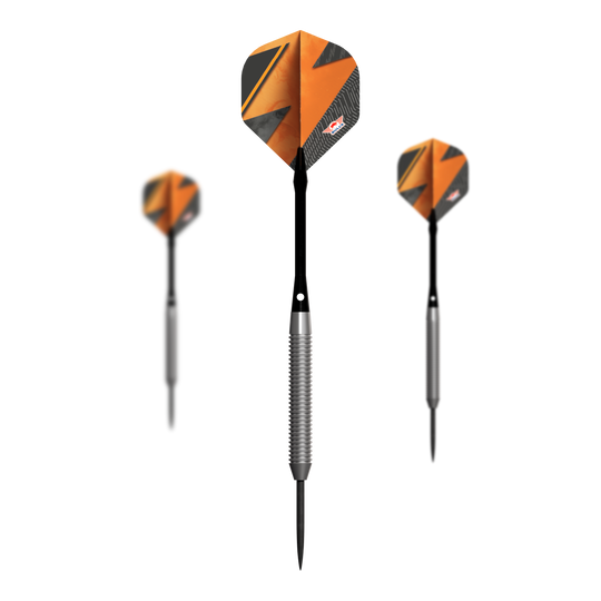 Bulls NL Lightning Orange Steel Darts Das Bild zeigt drei Steeldarts der Marke "Bulls NL Lightning Orange". Die Darts haben einen auffälligen orange-schwarzen Flight und einen silbernen Schaft.