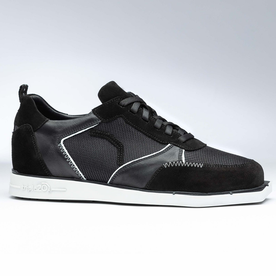 20201003-00_Triple20_Dartschuhe_Textil_Leder_Schwarz_Weiss_2 Der Schuh "Triple20 Dartschuhe Textil Leder - Schwarz Weiß" ist ein sportlicher Sneaker in Schwarz mit weißen Akzenten. Er besteht aus einer Kombination aus Textil und Leder und hat eine weiße Sohle.