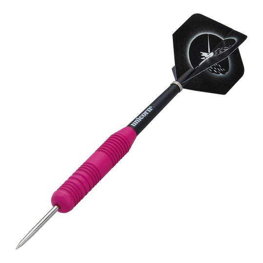 Das Bild zeigt einen Unicorn Core Plus Steeldart mit einem pinken, gummierten Griff. Der Dart hat eine schwarze Spitze und einen schwarzen Flight mit weißem Muster.