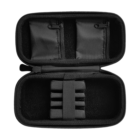 _Target_Takoma_Dartwallet_3_OPENxXs1mBQkZECRp Das Bild zeigt ein offenes, schwarzes Dartetui mit mehreren Fächern und elastischen Haltern. Im Inneren befinden sich zwei kleine Reißverschlussfächer sowie Platz für Dartzubehör.