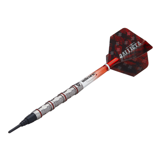 Das Bild zeigt einen Softdart der Marke Unicorn, Modell Ballista Style 4. Der Dartpfeil hat einen silbernen Schaft mit roten Akzenten und eine rot-schwarze Flights mit der Aufschrift "BALLISTA".