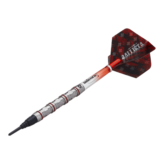 Unicorn Ballista Style 4 soft darts Das Bild zeigt einen Softdart der Marke Unicorn, Modell Ballista Style 4. Der Dartpfeil hat einen silbernen Schaft mit roten Akzenten und eine rot-schwarze Flights mit der Aufschrift "BALLISTA".