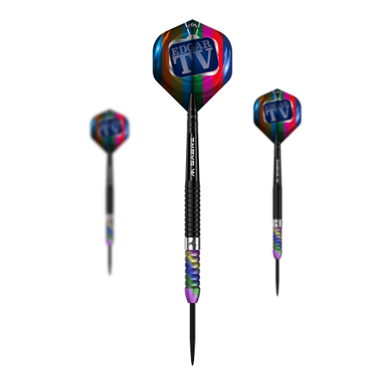 Mission Matt Edgar Steeldarts Das Bild zeigt drei Steeldarts des Produkts „Mission Matt Edgar Steeldarts“. Die Flights der Darts sind bunt und tragen den Aufdruck „Edgar TV“.