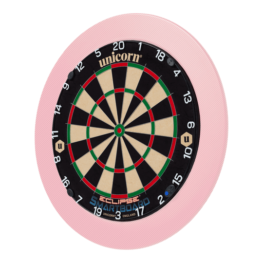 Unicorn Eclipse Smartboard steel dartboard Das Bild zeigt eine Unicorn Eclipse Smartboard Steeldartscheibe mit einem pinken Schutzring. Die Dartscheibe hat klare Zahlen und farbige Segmente für das Dartspiel.