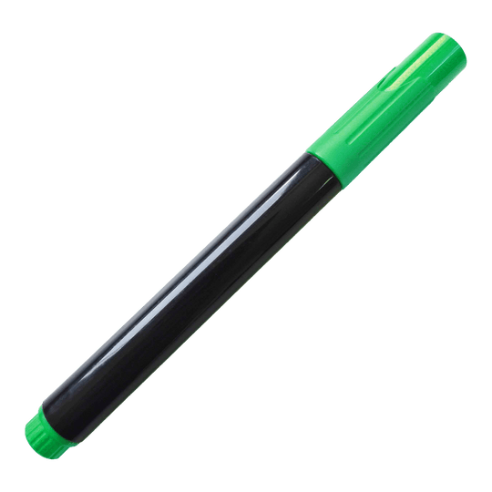 Auf dem Bild ist ein schwarzer Whiteboard-Marker mit grüner Kappe zu sehen. Der Marker hat zudem ein grünes Ende.