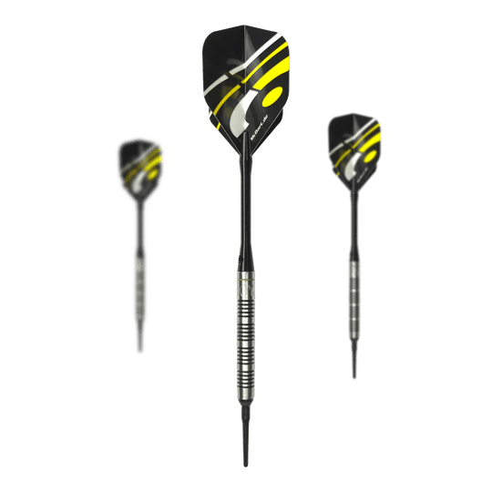 McDart 85 Tungsten V17 Softdarts - 16.5g Auf dem Bild sind drei Softdarts des Modells "McDart 85er Tungsten V17" mit einem Gewicht von 16,5g zu sehen. Die Darts haben schwarze Flights mit gelben und weißen Akzenten sowie silberne, gerillte Barrels.