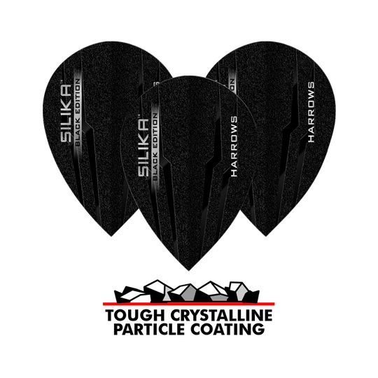 Harrow's Silica Black-Edition Pear Flights Das Bild zeigt die Harrows Silika Black-Edition Pear Flights, die in Schwarz mit silberner Beschriftung gestaltet sind. Unten im Bild steht „TOUGH CRYSTALLINE PARTICLE COATING“, was auf eine widerstandsfähige, kristalline Beschichtung hinweist.
