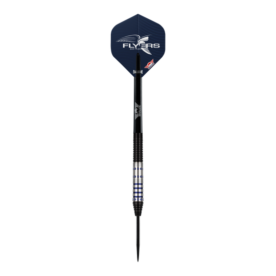 Bulls NL Richard Veenstra 90 Steeldarts - 23g Dies ist ein Steeldart aus der Serie "Bulls NL Richard Veenstra 90" mit einem Gewicht von 23 Gramm. Der Dart hat ein silbernes und schwarzes Design mit blauen Akzenten und einem Flight mit "Flyers"-Logo.