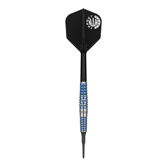 Target Japan Toru Suzuki Sereno GEN2 Soft Darts - 20g Das Bild zeigt einen Softdart der Marke Target Japan, Modell Toru Suzuki Sereno GEN2 mit 20g Gewicht. Der Dart hat ein auffälliges Design mit einem schwarz-blauen Griff und schwarzer Flight mit weißem Logo.