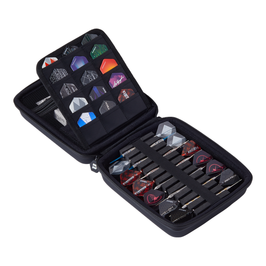 Unicorn Ultra 3UP Large Dart Case - Black Das Bild zeigt das "Unicorn Ultra 3UP Large Dartcase - Schwarz" mit geöffnetem Reißverschluss. Im Inneren sind mehrere Dartpfeile und Flights ordentlich in speziellen Fächern und Taschen einsortiert.
