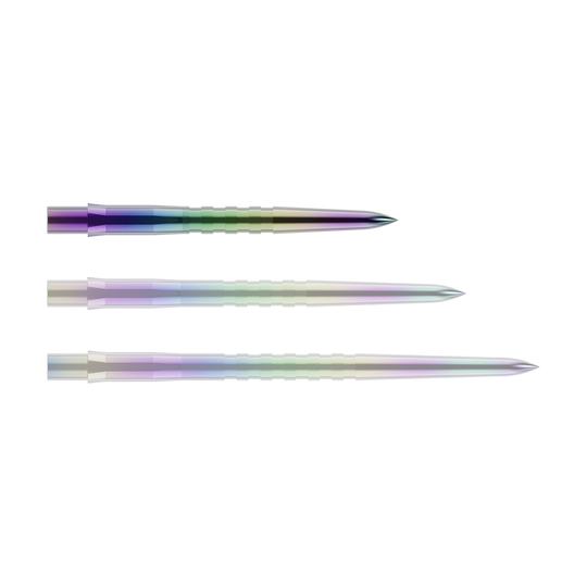 Das Bild zeigt drei bunte, metallische Dartspitzen in einer Reihe. Sie haben eine glatte Oberfläche mit leichten Rillen und glänzen in verschiedenen Farben.