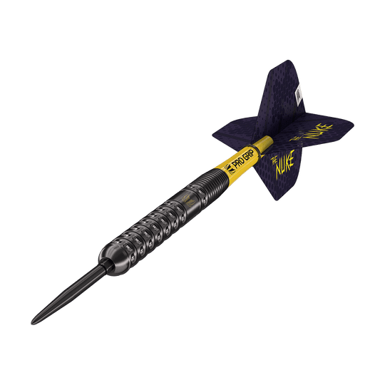 190229_Target_Luke_Littler_GEN1_Swiss_Point_Steeldarts_4 Auf dem Bild ist ein Steeldart mit einem schwarzen, geriffelten Schaft und einer gelben "Pro Grip"-Beschriftung zu sehen. Die Flügel sind dunkel und tragen die Aufschrift "THE NUKE".