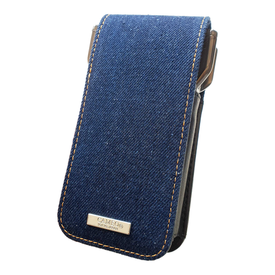Cameo Acento Denim Dart Case Dies ist ein Dartcase aus indigofarbenem Denim-Stoff. Auf der Vorderseite befindet sich ein Metall-Label mit der Aufschrift "CAMEO TOKYO JAPAN".