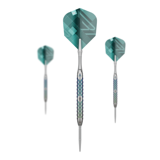 Target Rove 01 Swiss Point steel darts Das Bild zeigt drei Steeldarts des Modells "Target Rove 01 Swiss Point". Die Darts haben silberne Spitzen und einen gemusterten, blauen und silbernen Griff sowie grünliche Flights.