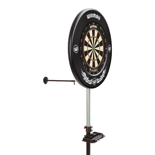 4020_Winmau_Xtreme_Dartboardst-nder_3rxRivD98nUayl Das Bild zeigt den Winmau Xtreme Dartboard Stand 2 mit einer darauf montierten Dartscheibe. Der stabile Ständer bietet eine mobile und flexible Lösung zum Spielen von Darts.