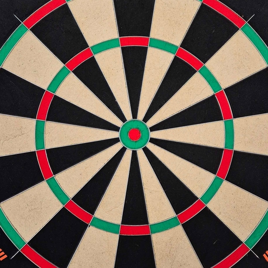 GOAT Proscore PWR steel dartboard Das Bild zeigt das Produkt GOAT Proscore PWR Steeldartboard. Es handelt sich um ein hochwertiges Steeldartboard für Dartspieler.