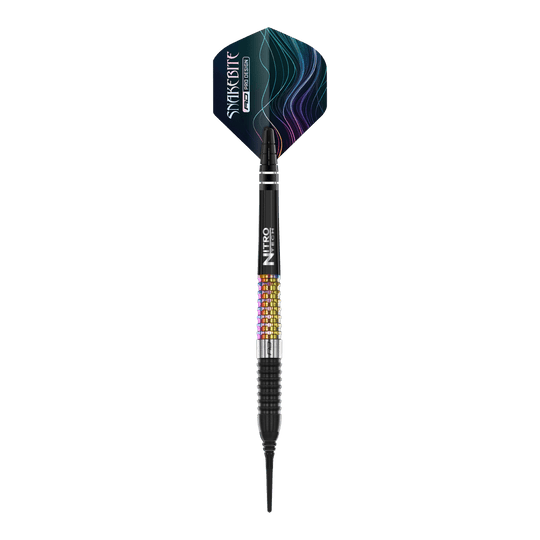 Red Dragon Peter Wright Corra Soft Darts - 18g Das Bild zeigt einen Red Dragon Peter Wright Corra Softdart mit einem Gewicht von 18 Gramm. Der Dart hat bunte Griffbereiche und einen schwarz-blauen Flight mit dem Aufdruck "Snakesbite".