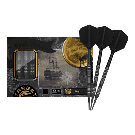 Target Japan Black Marque Draco GEN2 Soft Darts - 20g Das Bild zeigt das Produkt "Target Japan Black Marque Draco GEN2 Softdarts - 20g" in einer ansprechend gestalteten Verpackung. Drei schwarze Softdarts liegen neben der Verpackung, die im Piratenstil mit Goldmünzen und einem Schiff illustriert ist.