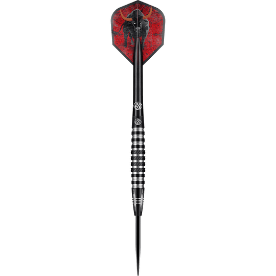 66937_Shot_Americana_The_Wrangler_Steeldarts_1YJmR4FC6x0paj Dieses Bild zeigt einen modernen Steeldartpfeil mit einer schwarz-silbernen Metallspitze. Die Dartflügel sind rot und zeigen das Bild eines schwarzen Stiers.