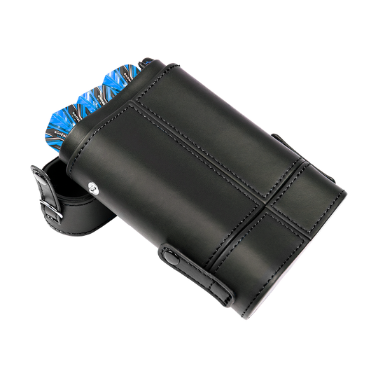 HRT-16396_Harrows_Prima_Dartcase_Black_5 Das Bild zeigt das Produkt "Harrows Prima Dartcase", ein elegantes schwarzes Etui für Darts. Oben schauen blaue Dartflights aus dem Etui heraus.