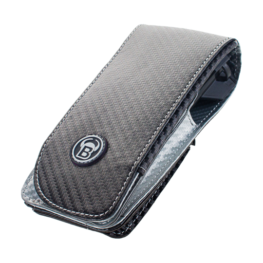 66345_Bulls_SECC_Dartcase_Grey_1 Das Bild zeigt das Produkt "Bulls SECC Dartcase". Es ist ein elegantes Etui mit einer strukturierten Oberfläche und weißer Naht.
